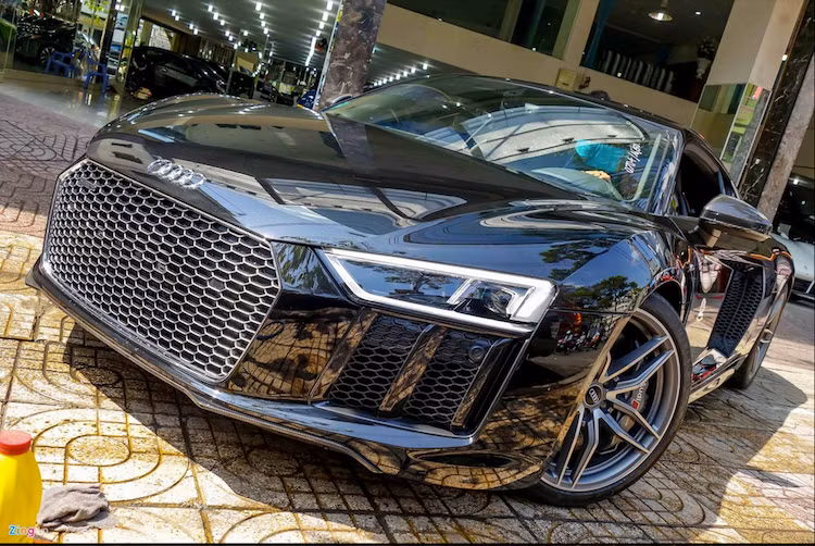 Sau khoảng 8 năm tồn tại, Audi đã chính thức công bố thế hệ siêu xe R8 mới nhất tại triển lãm Geneva 2015, thay cho thế hệ đầu tiên đã có từ 2007. Trong số các phiên bản của R8 hiện tại, Audi R8 V10 Plus là bản cao cấp nhất, với hiệu năng vượt trội hơn so với bản thường dù vẫn sử dụng chung hệ động lực. Tại Việt Nam hiện nay, hiện chỉ có đúng 2 chiếc R8 V10 Plus thế hệ mới đã "cập bến".