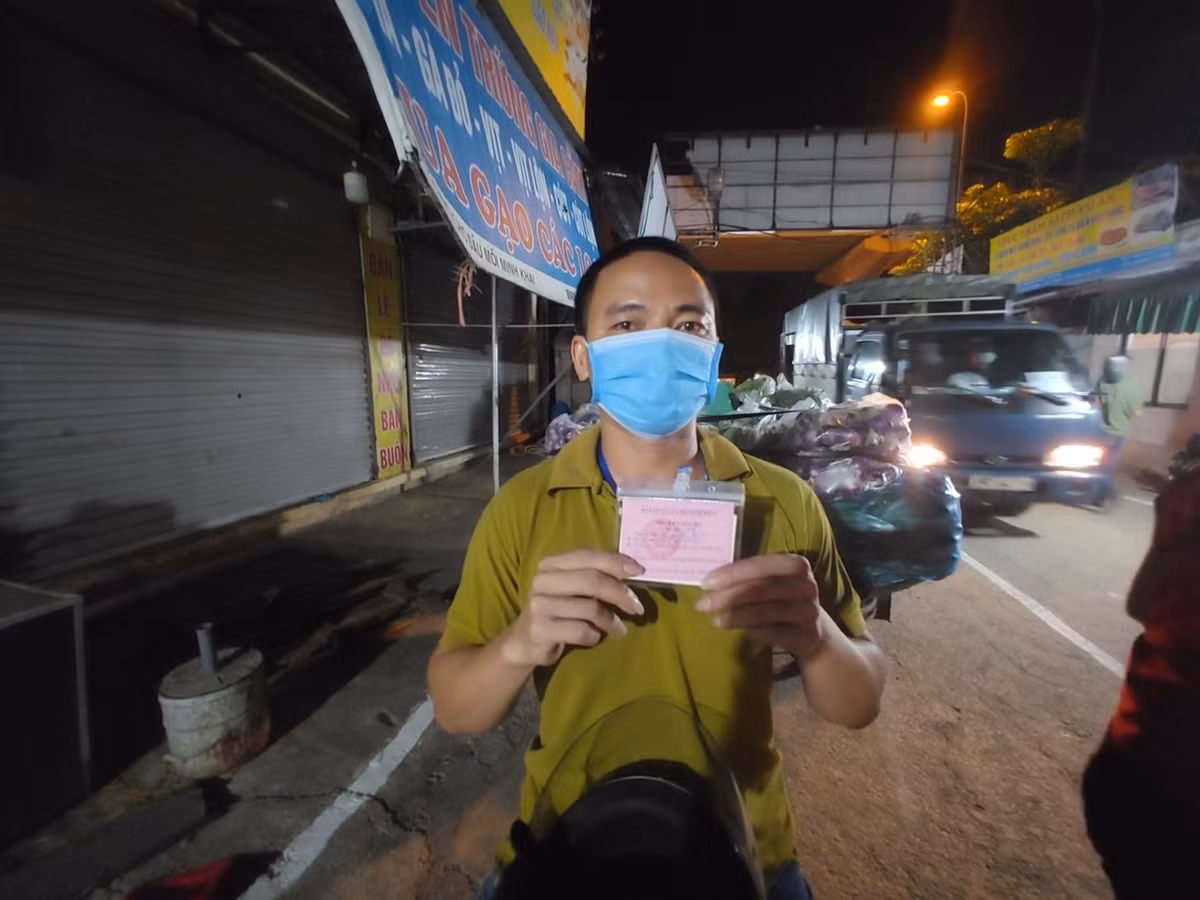 Tiểu thương muốn được hoạt động trong chợ phải đảm bảo tiêm một mũi vaccine, có giấy xét nghiệm âm tính với COVID-19 còn hiệu lực và có thẻ do BQL chợ cấp.