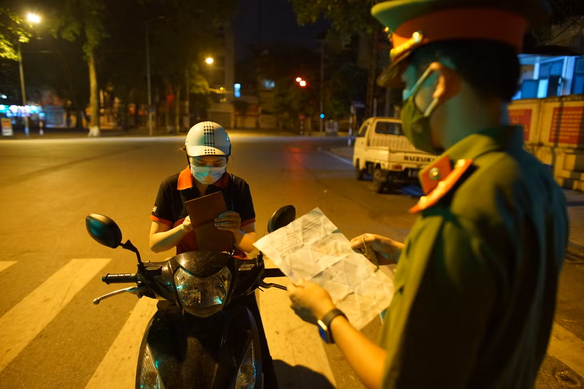 Hà Nội: Sẽ điều chỉnh việc kiểm tra giấy đi đường cho phù hợp Ha Noi: Se dieu chinh viec kiem tra giay di duong cho phu hop
