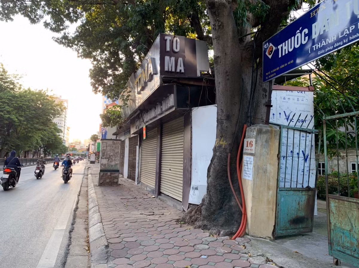 Tuy nhiên, việc giải phóng mặt bằng cũng khiến giá đất của những nhà phía sau tăng giá theo. Anh Nguyễn Trung Hiếu (ngõ 20 Chùa Bộc) cho biết, sau khi mở đường, nhà của anh được ra mặt đường Chùa Bộc tuy nhiên cho đến thời điểm hiện tại cũng không có ai hỏi mua nên anh Hiếu cũng không biết giá đất hiện nay ở mức nào.