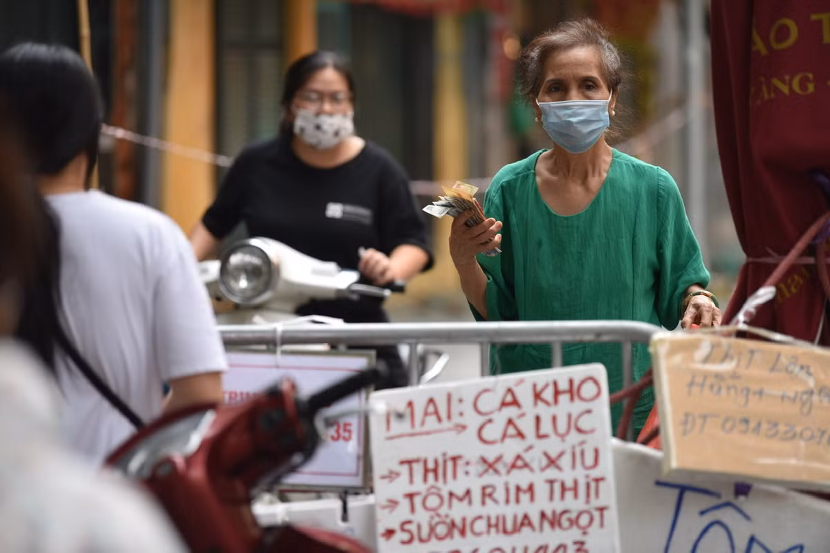 Việc mua hàng qua biển thông báo cũng giúp “giảm nhiệt” bên trong chợ, nhiều người có thẻ đi chợ nhưng cũng mua từ bên ngoài.