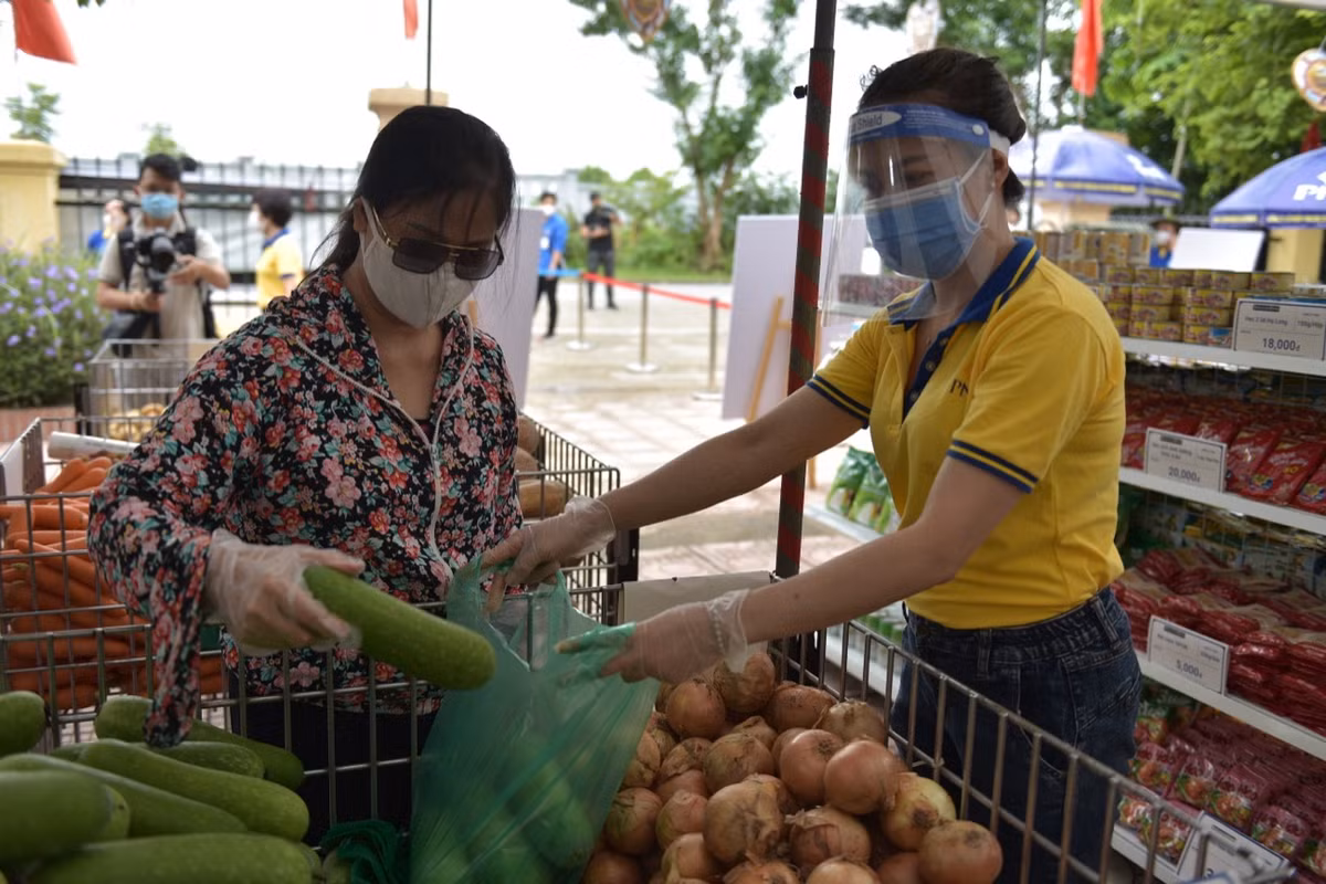 Siêu thị có hơn 60 mặt hàng từ thực phẩm khô đến các thực phẩm tươi, gia vị, rau củ quả… trong đó, có nhiều sản phẩm OCOP (mỗi xã một sản phẩm) của Hà Nội.