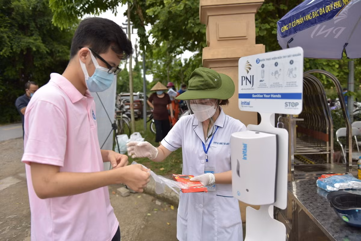 Tất cả những người vào mua hàng phải đảm bảo quy tắc 5K, giữ khoảng cách và chỉ được mua hàng tối đa 25 phút.