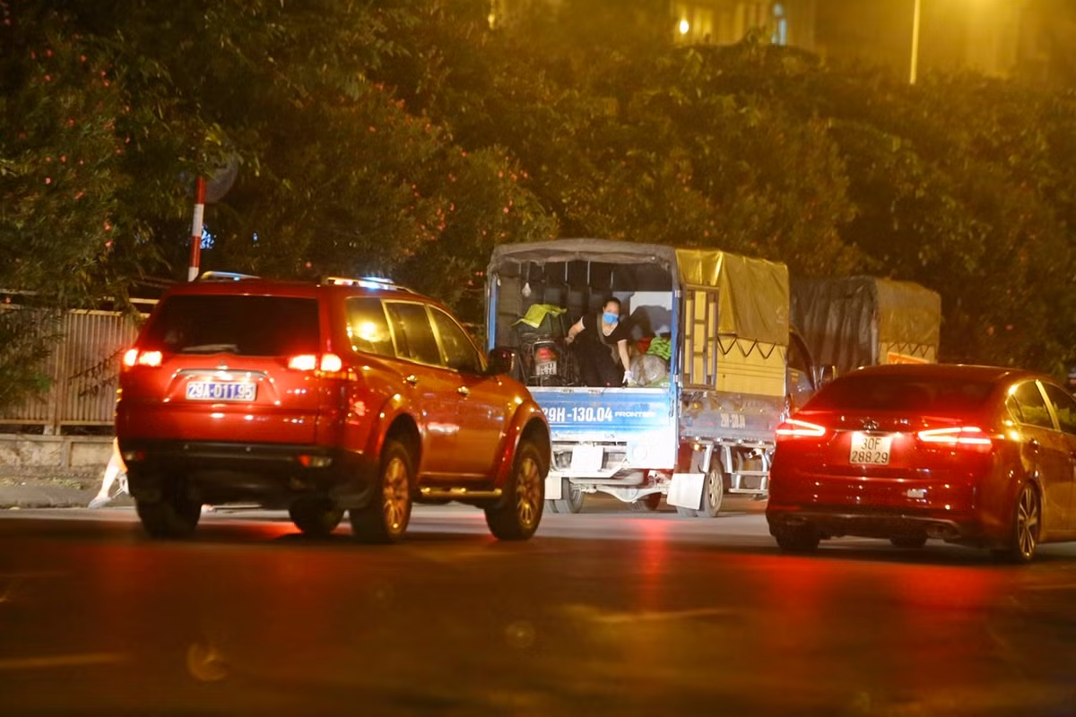Lực lượng chức năng đã thường xuyên tuần tra, nhắc nhở. Tuy nhiên, xe của công an vừa đi qua thì chợ lại… tiếp tục họp.