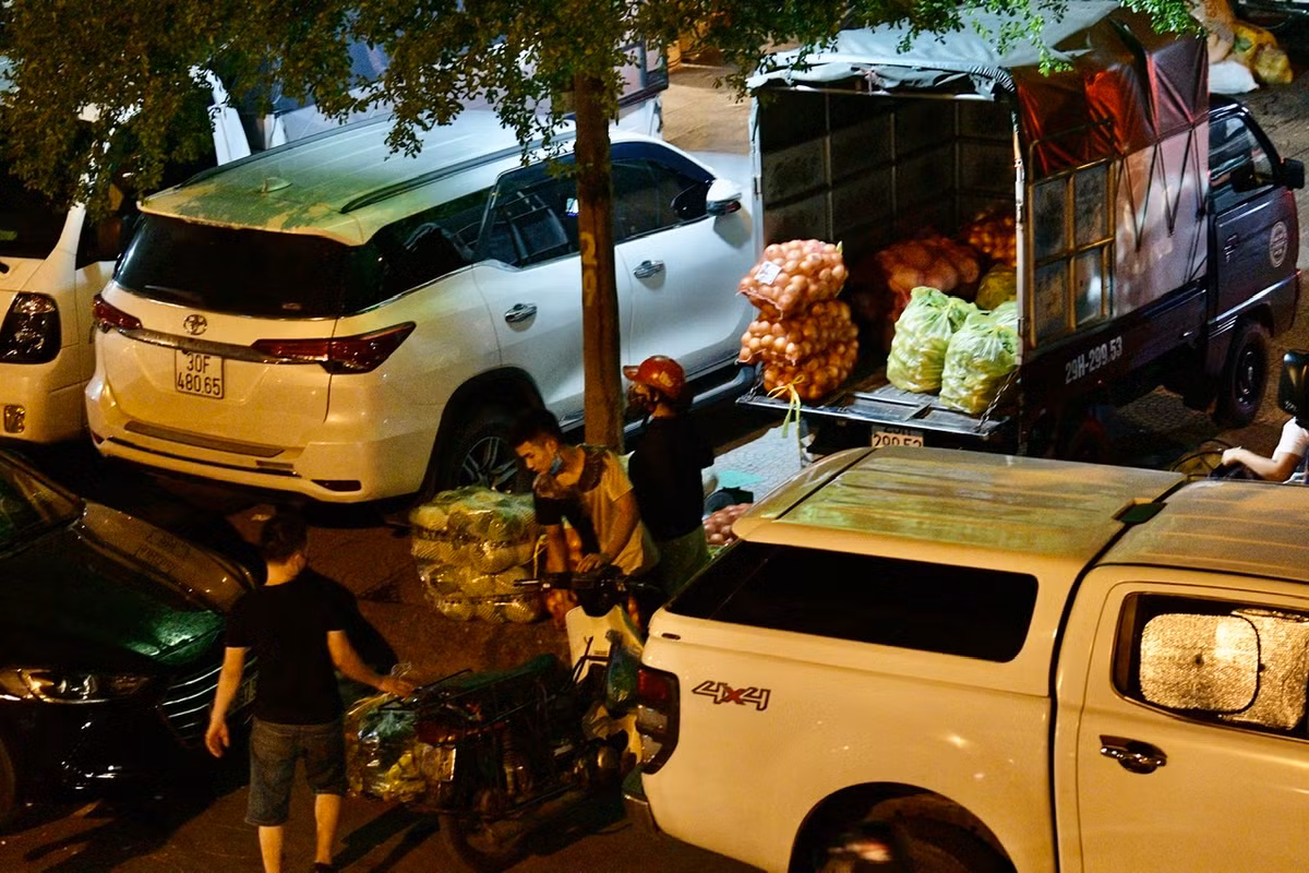 Các tiểu thương tìm bất cứ mọi góc khuất để có thể dừng đỗ xe, xuống hàng và họp chợ ngay tại đó.