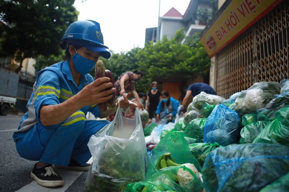 Được biết, do đặc thù công việc nên khi chuẩn bị phát rau, 2 chị đã phải chia việc, người nào ngồi chia rau thì người kia sẽ phải làm thay công việc người còn lại.