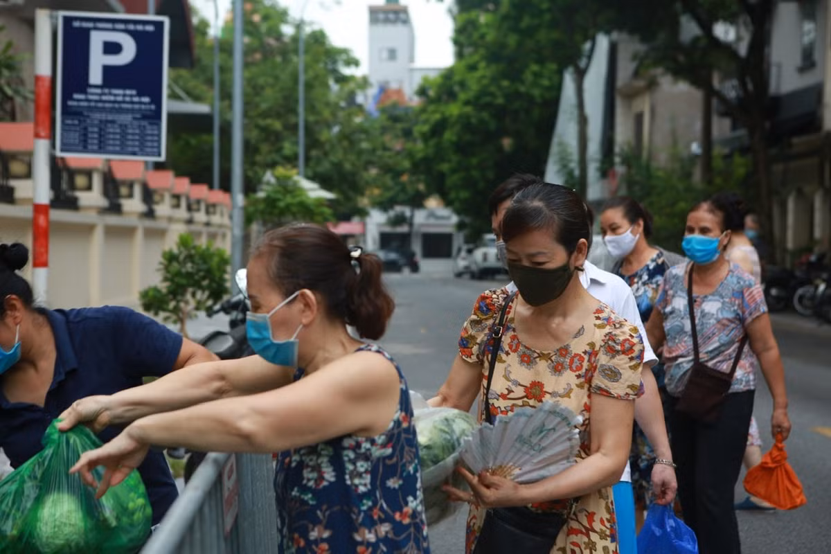 Do có sự hướng dẫn và lập rào chắn nên người dân đến nhận rau đều đảm bảo đủ giãn cách cũng như thực hiện quy định đeo khẩu trang nơi công cộng.