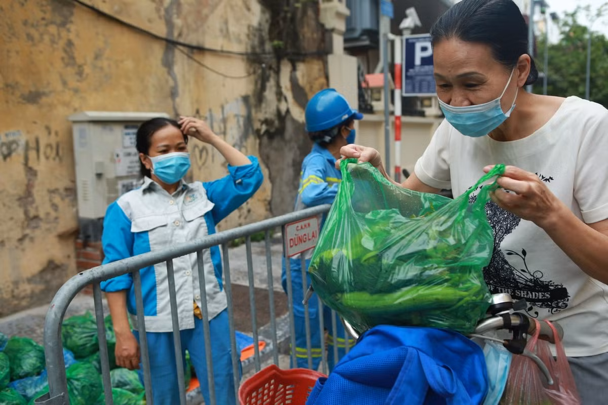 Bác Bùi Nga - nhà ở Trần Quốc Toản chia sẻ, túi rau không chỉ có giá trị tinh thần mà còn rất có giá trị vật chất bởi thời điểm này có tiền chưa chắc mua được túi rau tươi ngon và sạch như thế này.