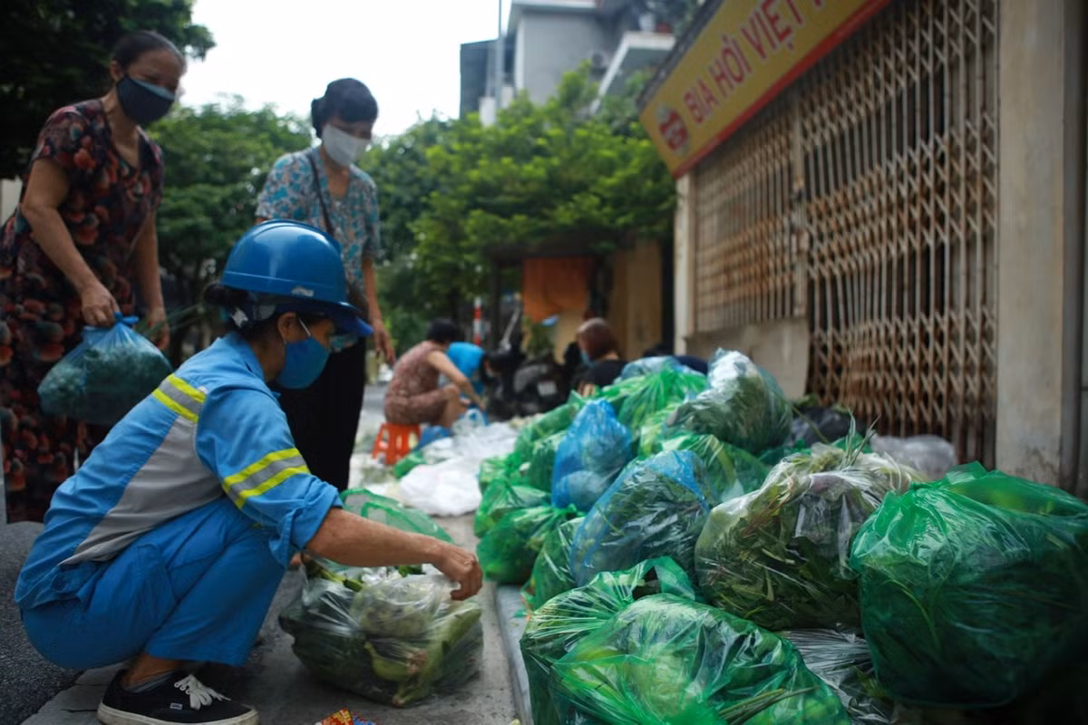 Được biết, hàng ngày 2 chị phải dậy từ 3h sáng để đi thu gom, mua rau sau đó chở sang nơi làm việc. Sau khi kết thúc công việc, đến khoảng 7h sáng thì sẽ bắt đầu mở “sạp rau 0 đồng”.