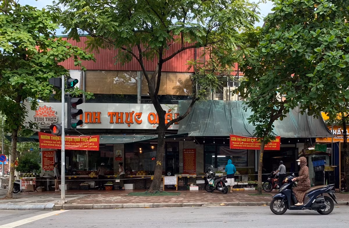 Những nhà hàng trước đây nằm ở vị trí đắc địa, hai mặt tiền, phố lớn giờ đây cũng chỉ còn biết để nhân viên… bán rau.