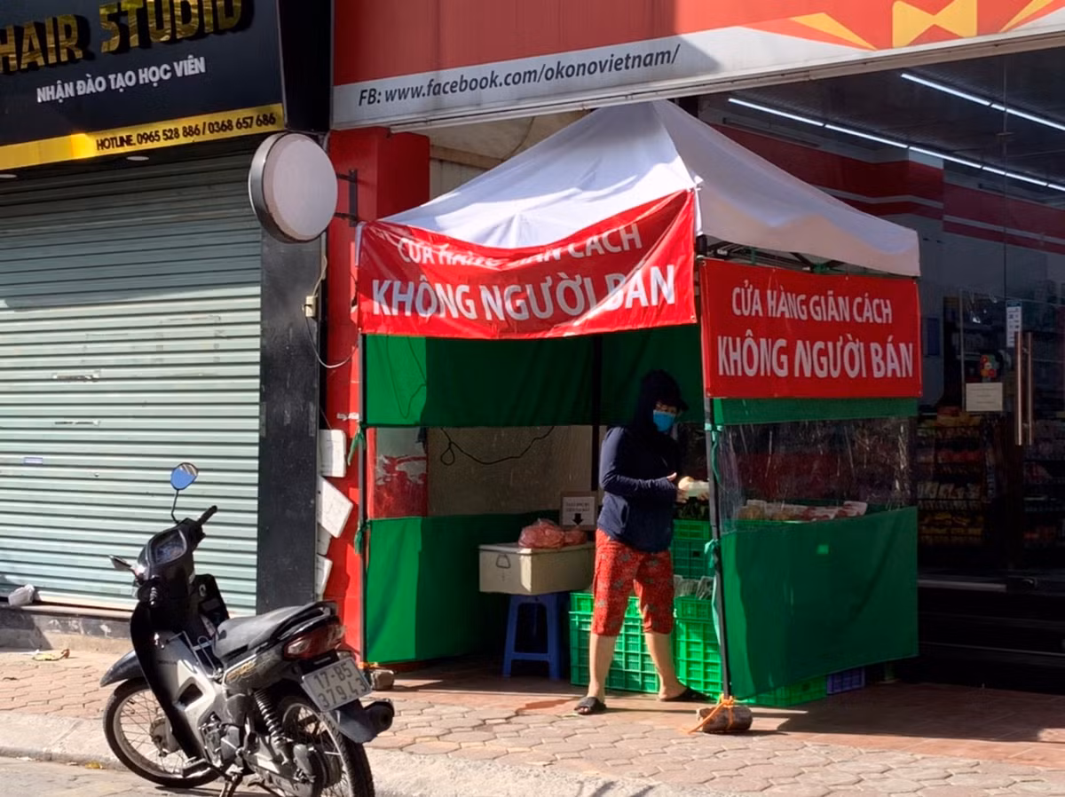 Ngoài mô hình bán hàng không giám sát, các quầy hàng và siêu thị này cũng có chính sách cho người gặp khó khăn mua hàng trước rồi trả tiền sau trong mùa dịch COVID-19.