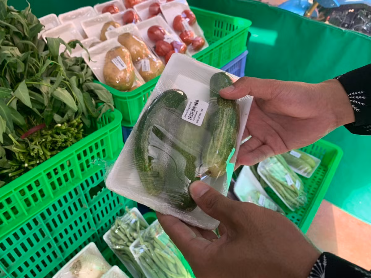 Do thời tiết nắng nóng nên nhân viên chỉ bày một số lượng hàng vừa đủ. Khi gần hết hàng sẽ đợi lúc vắng khách để mang ra bổ sung.