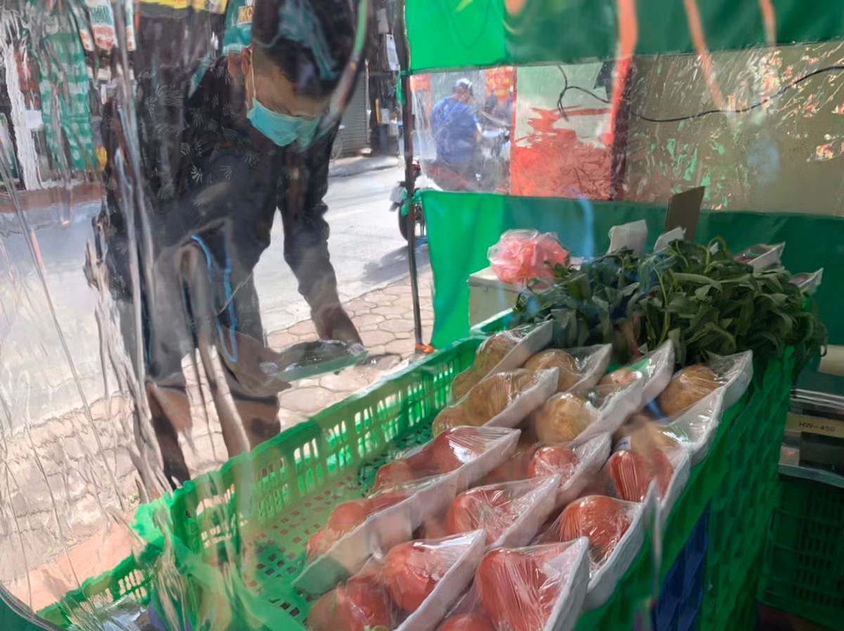 Anh Nguyễn Anh Hùng - một người mua hàng cho biết, mô hình này khá thú vị với những người mua ít hàng. Hơn nữa địa điểm lại đặt ở nơi thông thoáng, mỗi người vào tự mua, tự trả tiền nên không sợ tiếp xúc gần.