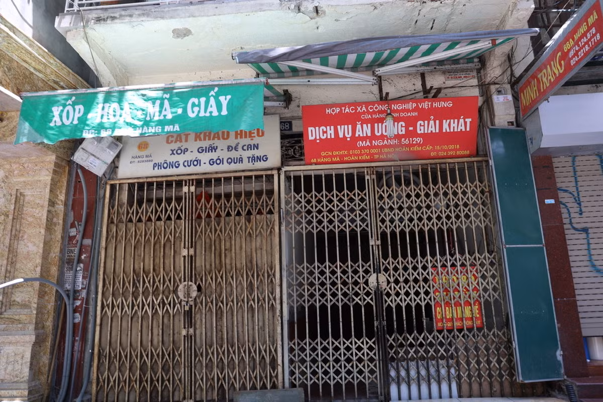 Chỉ còn vài ngày nữa là đến ngày rằm Tháng Bảy, mọi năm vào dịp này phố Hàng Mã (quận Hoàn Kiếm, Hà Nội) luôn tấp nập người mua kẻ bán.