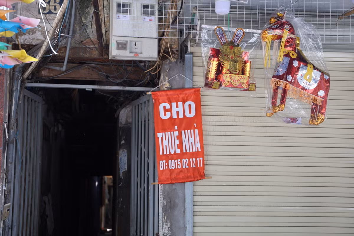 Theo ghi nhận của PV báo Tri thức và Cuộc sống, hầu hết các cửa hàng trên phố Hàng Mã đều đóng cửa hoặc treo biển cho thuê nhà.