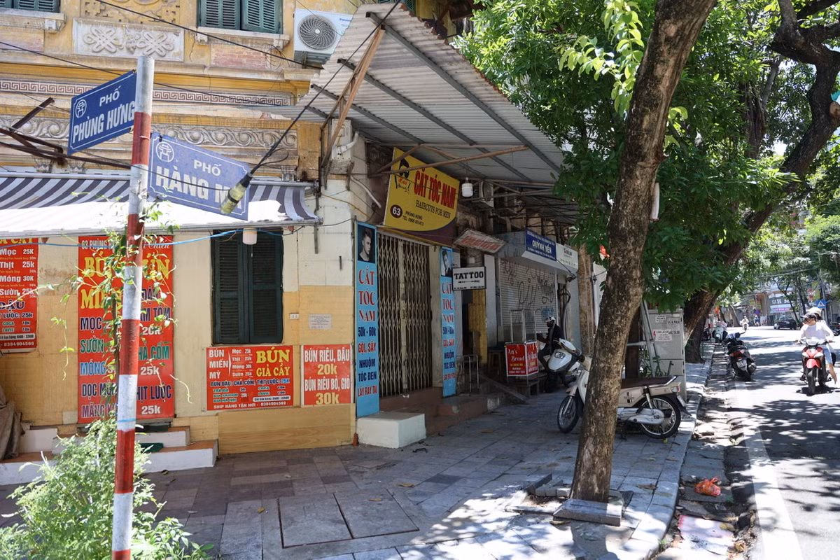 Giá bán đồ vàng mã năm nay vẫn giữ nguyên như trước đó. Giá quần áo, giày dép vẫn từ 60.000 - 80.000 đồng/bộ, ô tô và nhà tầng giao động từ 150.000 - 300.000 đồng tuỳ theo kích cỡ.