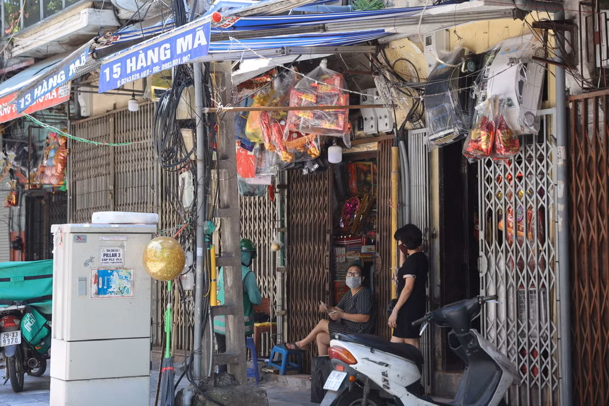 Mặt hàng vàng mã năm nay cũng rất đơn giản, chỉ có quần áo, giày dép, nhà tầng mà “vắng bóng” những đồ cầu kỳ, công nghệ như mọi năm.