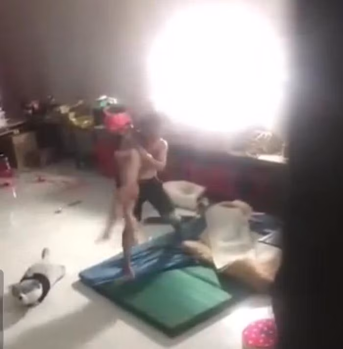Suc khoe be trai bi cha duong danh dap da man o Binh Duong