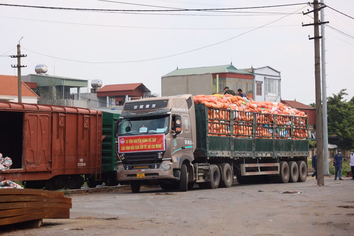 Sáng nay (29/8), gần 400 tấn hàng hoá, nhu yếu phẩm của người dân các tỉnh phía Bắc đã sẵn sàng vận chuyển vào miền Nam hỗ trợ chống dịch COVID-19.