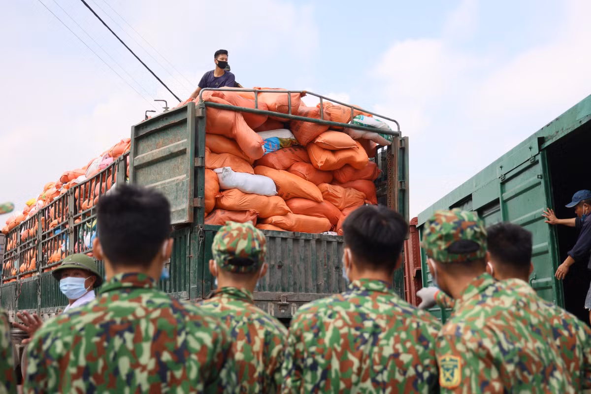 Đại diện Tổng Cty Đường sắt Việt Nam cho biết, toàn bộ 300 tấn hàng hoá này sẽ được vận chuyển miễn phí từ Hà Nội vào tới TP.HCM.