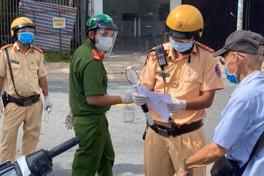 Dung xe dac chung dua cu ong 87 tuoi den diem tiem vaccine o TPHCM