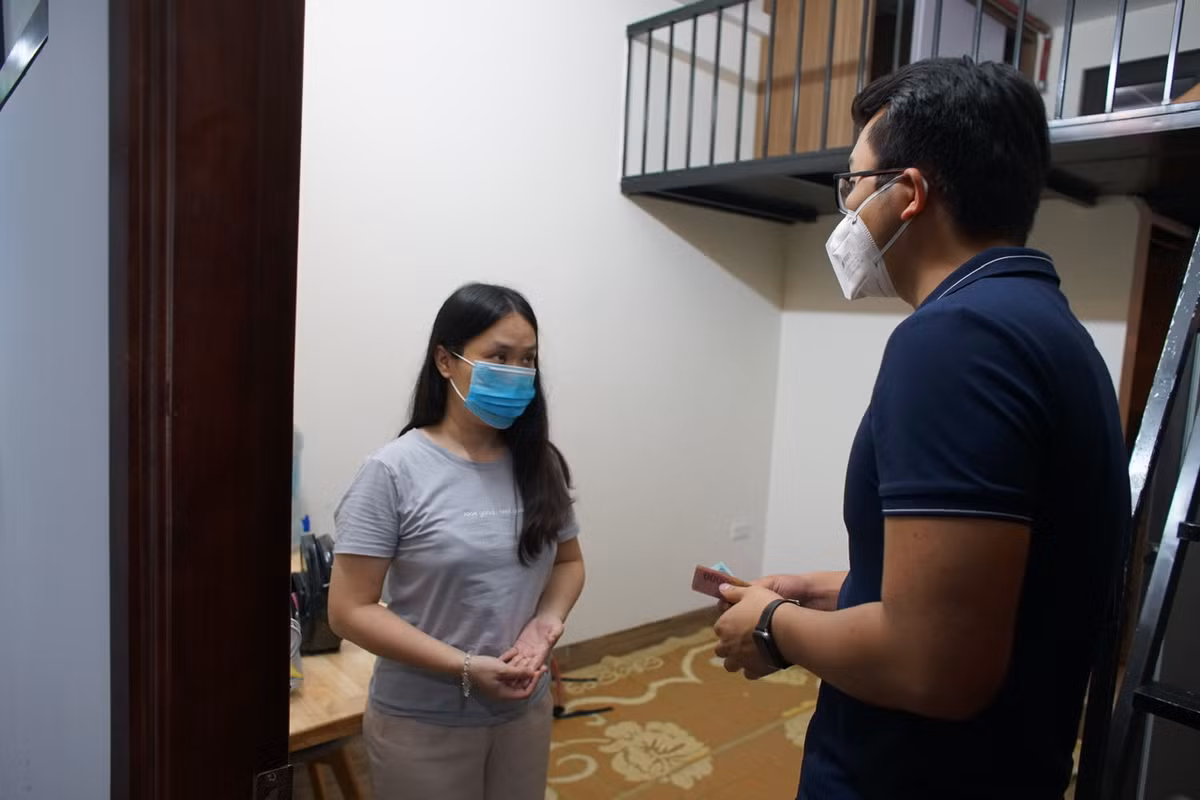 Anh Nguyễn Xuân Thông - chủ của toà chung cư trên cho biết: “Hiện nay chúng tôi đang ưu tiên người già, trẻ em, lao động phổ thông bị mất việc. Ngoài hỗ trợ ăn, ở, điện nước, chúng tôi cũng hỗ trợ mỗi người 50.000 đồng/ngày và ứng trước 15 ngày để họ chủ động trong việc sinh hoạt”.