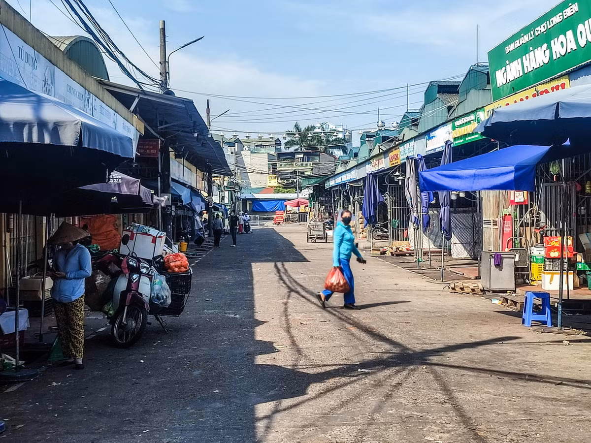 Cũng trong chiều hôm nay, UBND quận Ba Đình cũng đã phát đi thông báo yêu cầu người dân tới chợ Long Biên và ngõ 187 đường Hồng Hà (phường Phúc Xá) tự cách ly tại nhà và thông báo với cơ quan y tế gần nhất.