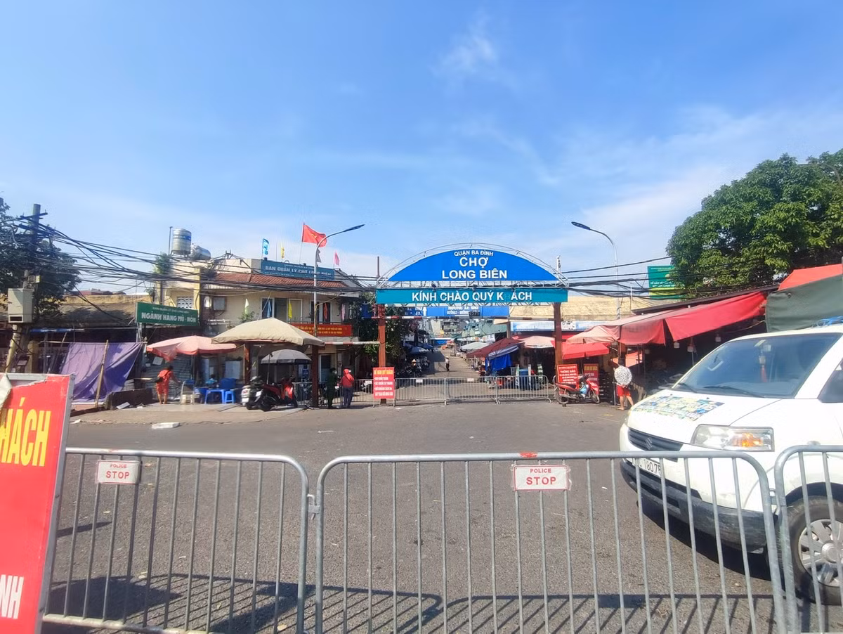 Cho hoa qua Long Bien bi phong toa do nguoi giao da la F0