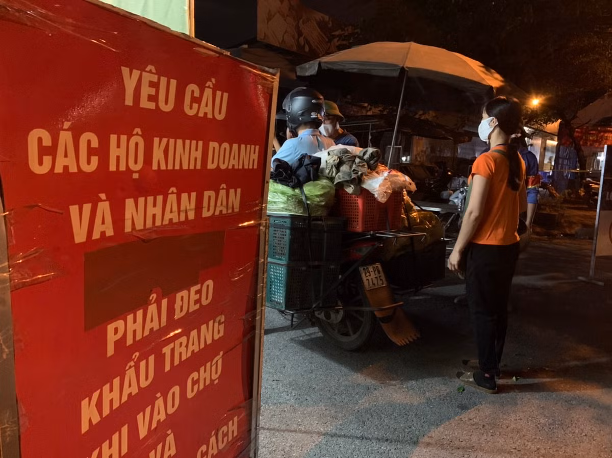 Sau khi mở cửa trở lại, Ban Quản lý (BQL) chợ đã chia 3 cửa. Cụ thể: 1 cửa cho tiểu thương vào, một cửa cho người mua vào và cửa chính để người và phương tiện đi ra.