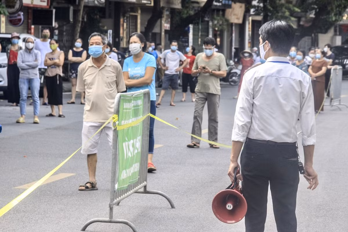 Chợ Ngọc Hà nằm ở khu vực đông dân cư, mật độ dày đặc nên việc truy vết rất khó khăn. Sở Y tế Hà Nội cũng đã ghi nhận 2 trường hợp là mẹ con đi chợ Ngọc Hà dương tính với SARS-CoV-2.