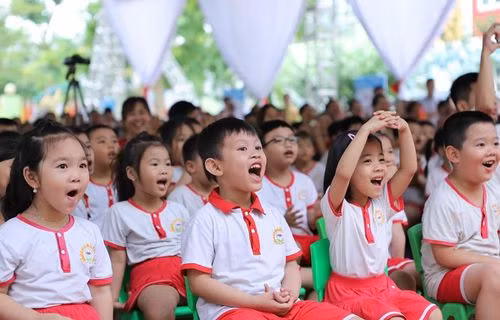 Hoc sinh Ha Noi tro lai truong som nhat ngay 1/9
