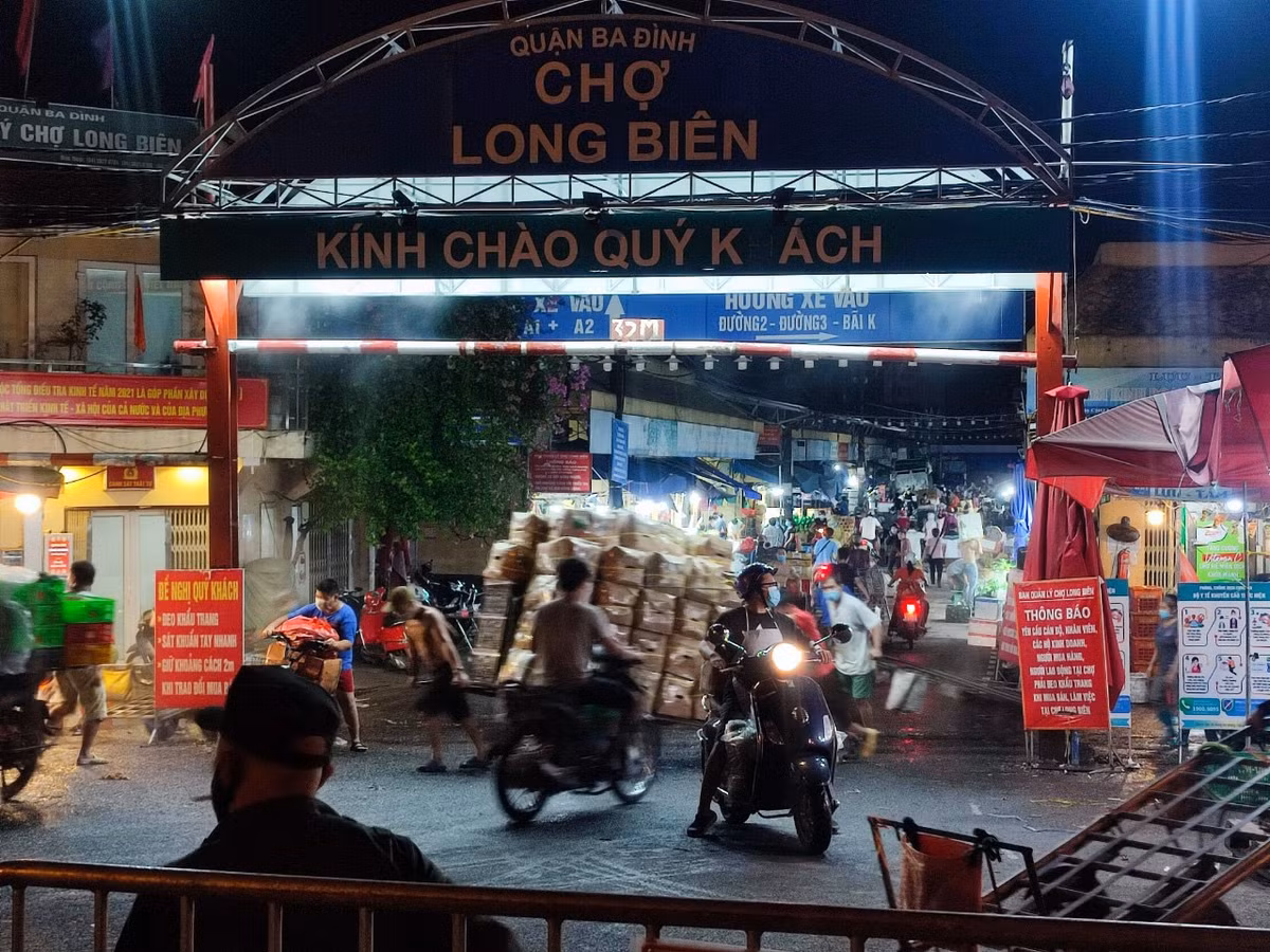 Liên quan đến vấn đề này, UBND quận Ba Đình đã cho biết chỉ có khu vực kinh doanh hải sản nằm độc lập bị phong toả, chợ Long Biên vẫn hoạt động bình thường.