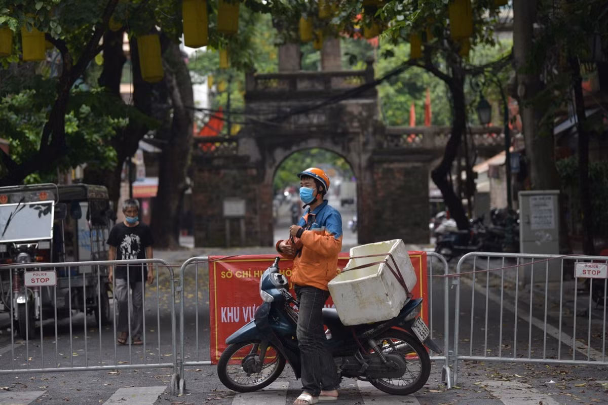 Trong đợt thực hiện giãn cách lần thứ 2, khu vực nội thành Hà Nội được thiết lập nhiều vùng kiểm soát để hạn chế việc đi lại, ra đường không cần thiết.