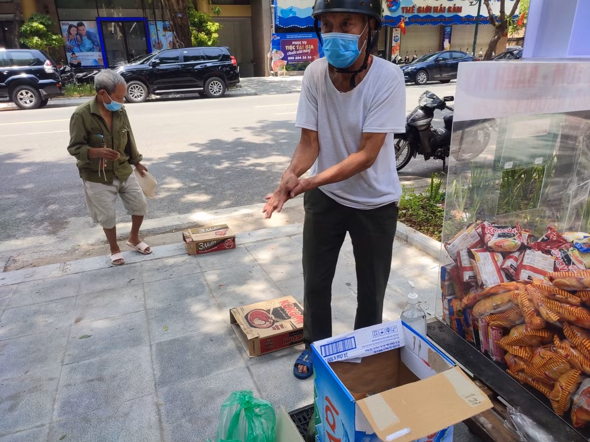Tuy nhiên, do lượng người tập trung đông người nên thùng hàng này đã tạm thời phải dừng hoạt động.