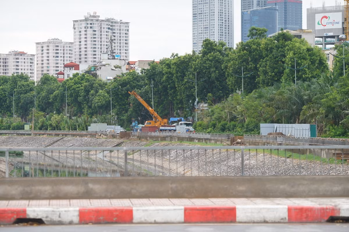 Đường đi bộ giờ chỉ còn toàn sắt thép, cần cẩu chuyện dụng chắn ngang lối đi.