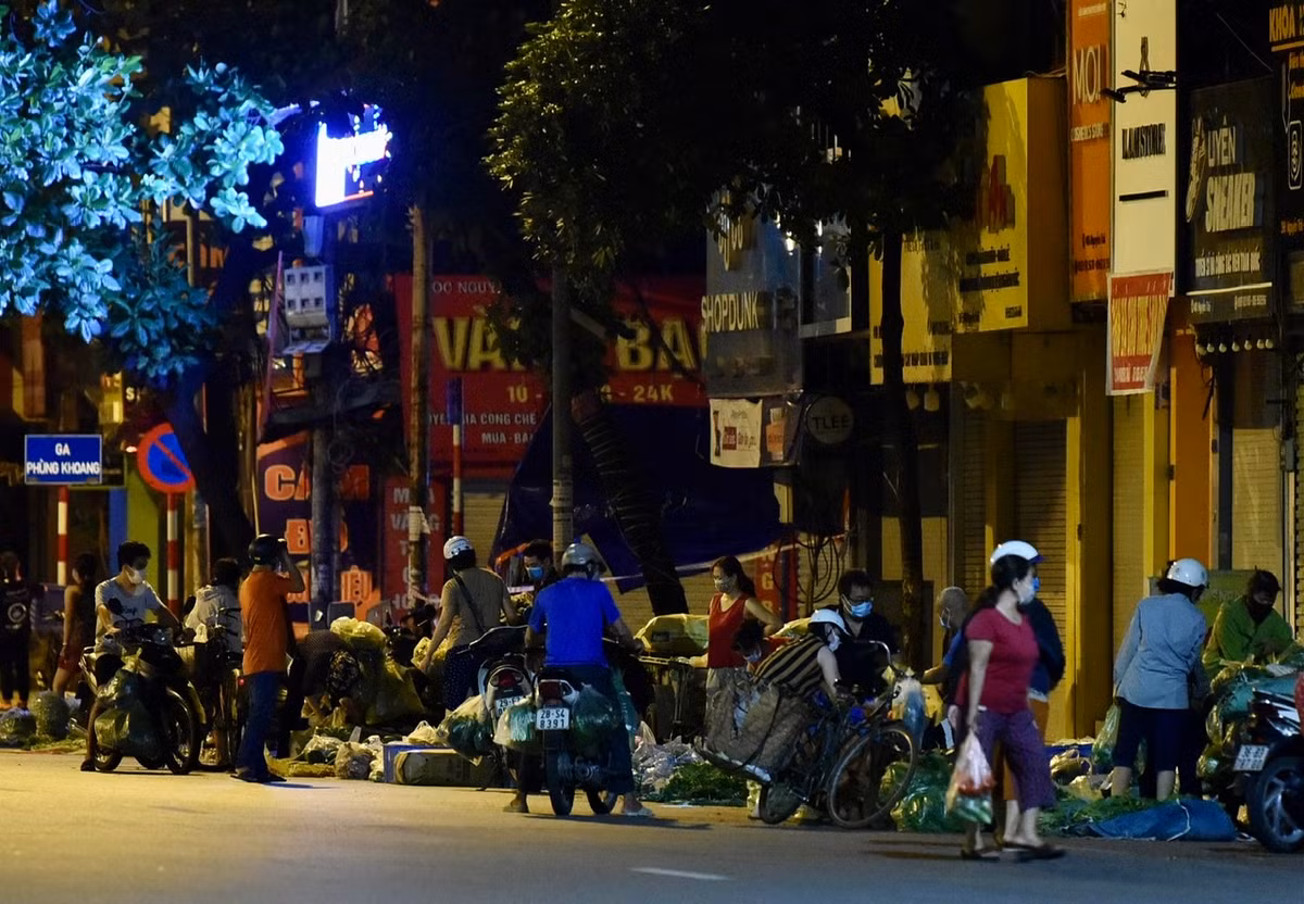 Đây cũng là điểm đông dân cư và giáp ranh giữa 3 quận chính của Hà Nội nên người tới mua hàng cũng rất khó kiểm soát.