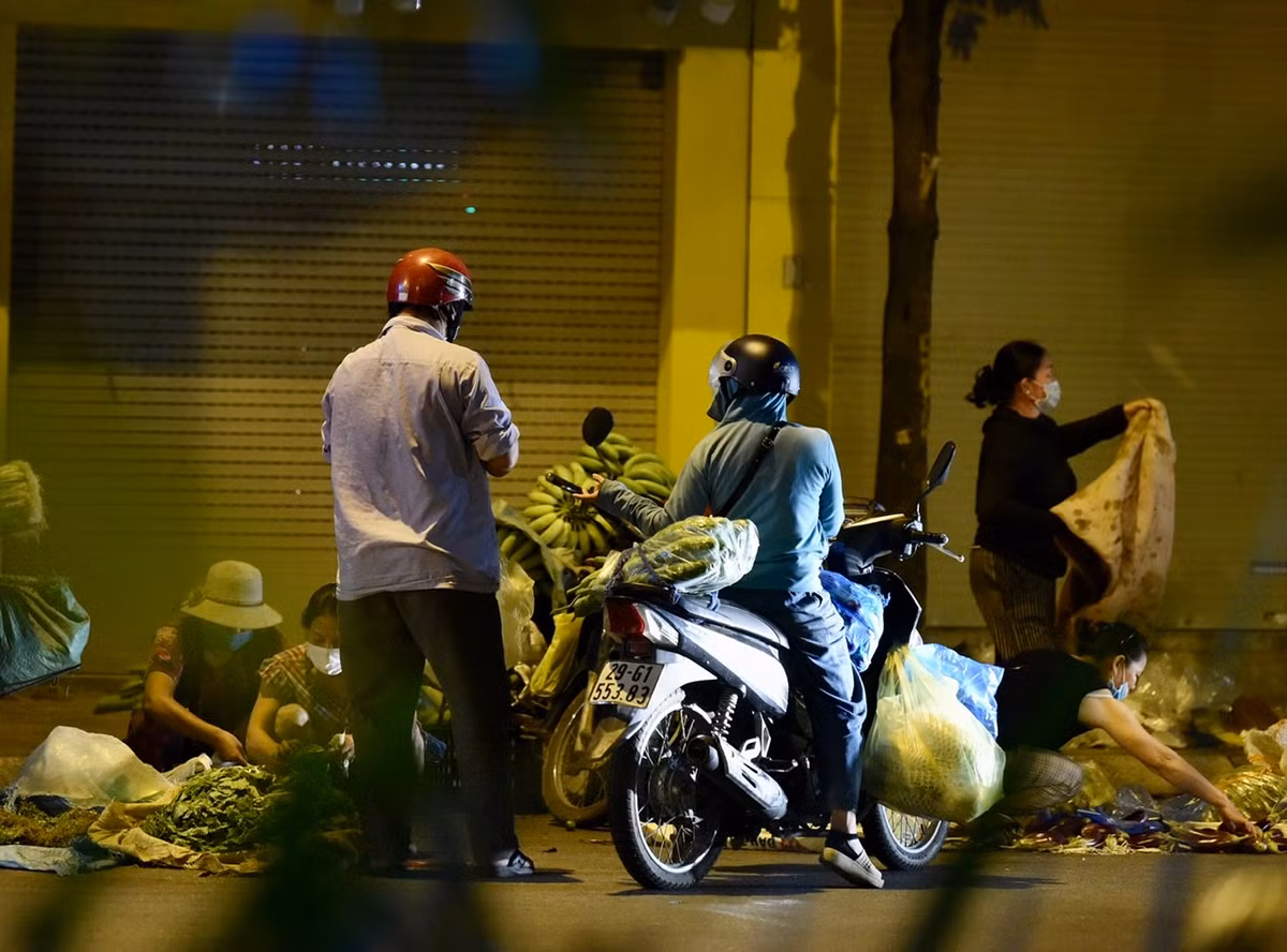 Các “quầy hàng” họp sơ sài, không có bất cứ biện pháp thực hiện giãn cách nào.