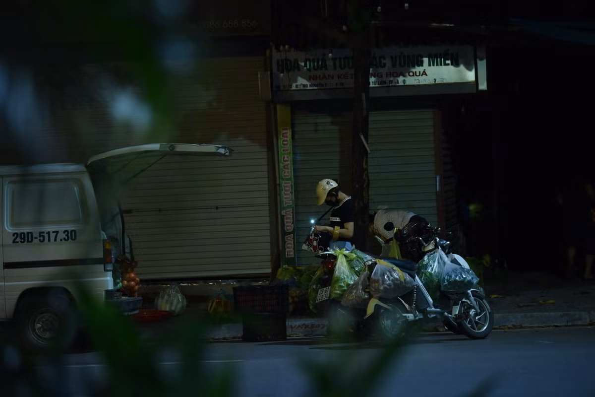 Có người ở xa cũng đi xe máy tới đây mua đồ.