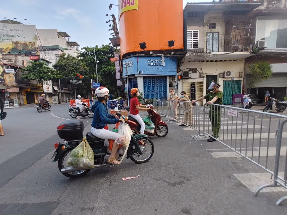 Người dân bất ngờ khi không về được nhà.