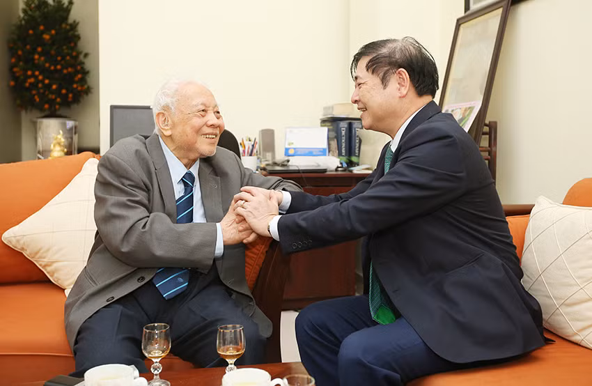 Chủ tịch Phan Xuân Dũng thăm, chúc Tết... đàm đạo “thế sự” với các nhà khoa học lão thành - Hình 2 Chu tich Phan Xuan Dung tham, chuc Tet... dam dao “the su” voi cac nha khoa hoc lao thanh-Hinh-2
