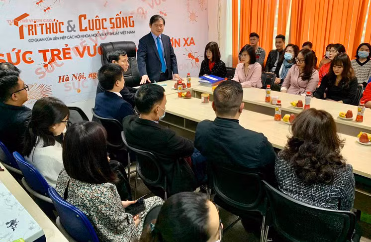 Chu tich Phan Xuan Dung: “Chuc can bo nhan vien Bao Tri thuc va Cuoc song Suc khoe - Lao dong miet mai - Tao nen thuong hieu”