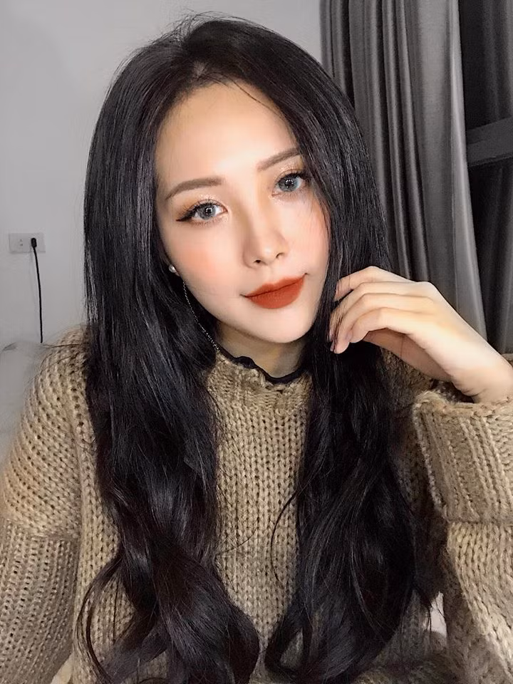 Dù chỉ cao 1m53 nhưng Dư Hàng My luôn biết cách ăn mặc để tôn vóc dáng.