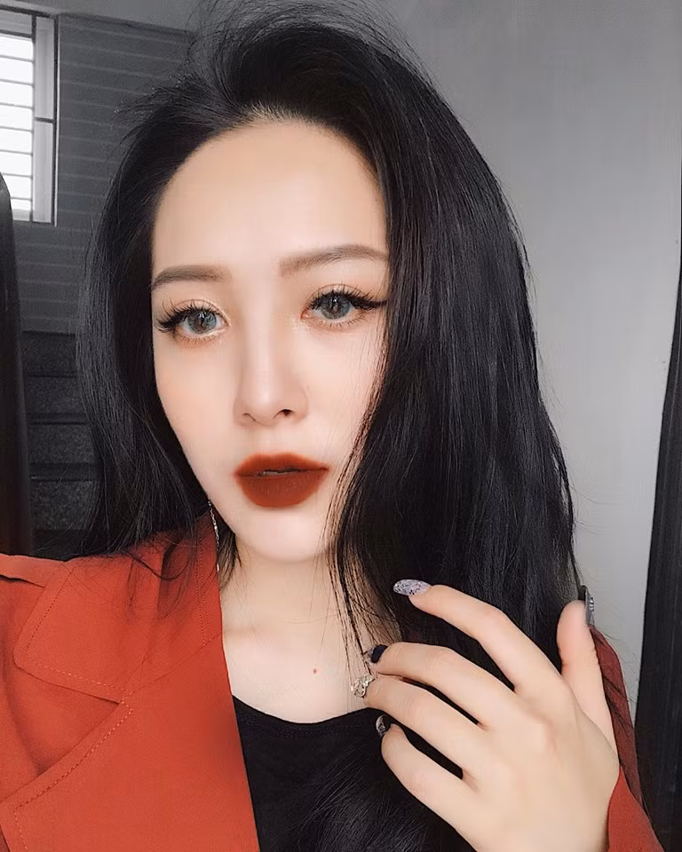 Cô gái này cũng biết cách trang điểm để tôn lên nét đẹp của mình.