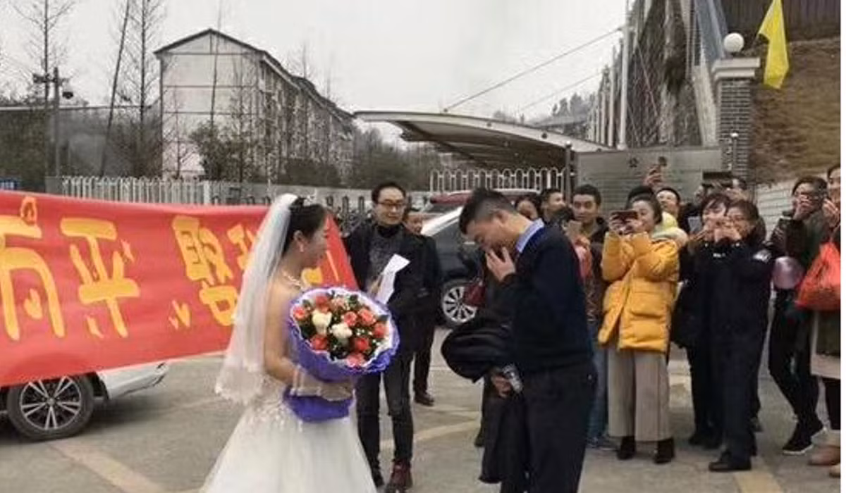 Zhao cởi áo khoác để che chở cho cô dâu khỏi cái lạnh cắt da cắt thịt nhưng Yuan nói cô không cần