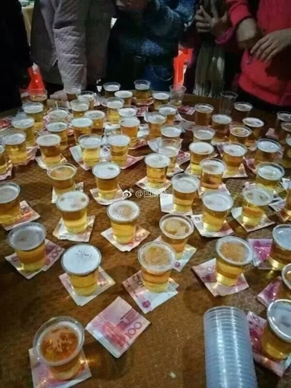 Dưới mỗi ly rượu còn ghi cả ‘lời mời ngọt ngào'.