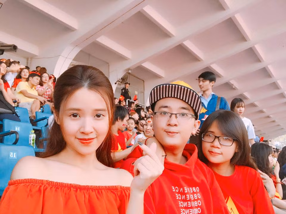 Hot girl Midu có cậu em điển trai là Đặng Trung Hiếu, 23 tuổi. Trung Hiếu tốt nghiệp THPT Gia Định giống chị gái và từng nhận được học bổng của ĐH Việt Đức (VGU) với điểm thi đầu vào đạt 90,80. Tuy có chị gái là người nổi tiếng, Trung Hiếu sống rất giản dị.