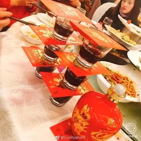 Đúng tiêu chí lì xì ngày Tết, lượng tiền lì xì tỉ lệ thuận với số rượu trong ly.