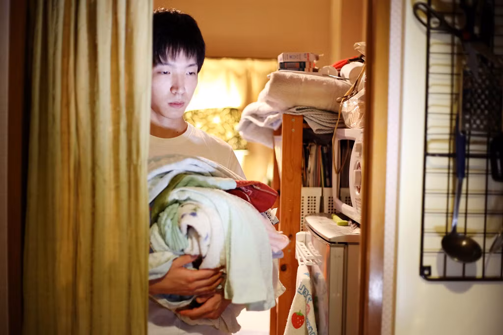 Fuminori Akoa, 29 tuổi, nhốt mình trong phòng một năm. “Fuminori cho rằng mình là người đàn ông vĩ đại, có thể làm những thứ tuyệt vời. Tuy nhiên, anh ta không bao giờ cố gắng hết sức và hay thay đổi mục tiêu. Dần dần, Fuminori cảm thấy cô độc”, Elan cho biết.