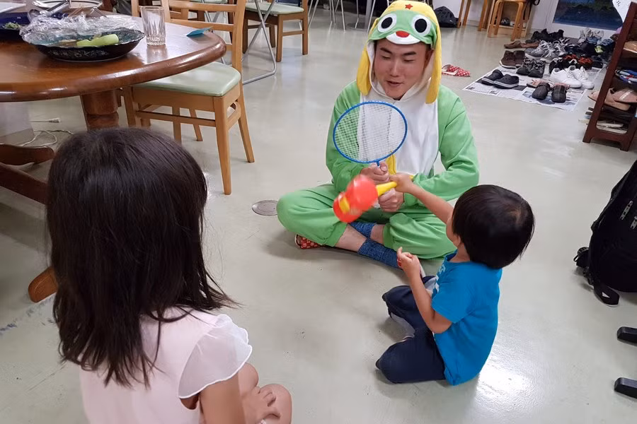 Maika Elan, tên thật là Nguyễn Thanh Hải, là nhiếp ảnh gia tự do, sinh tại Hà Nội. Dự án đầu tiên gây chú ý của Elan là The Pink Choice, tập trung cuộc sống của những cặp đôi đồng tính ở Việt Nam. Năm 2013, Elan thắng giải Ảnh báo chí quốc tế hạng mục "Vấn đề đương đại" với bộ ảnh The Pink Choice.
