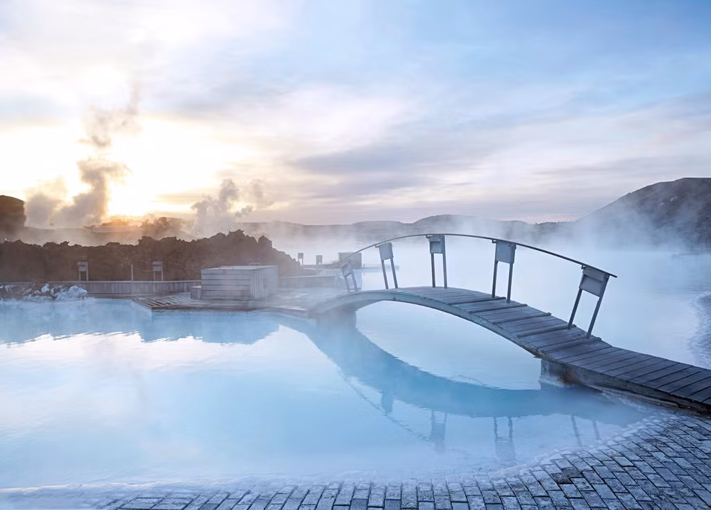  Tuổi Hợi: Reykjavik (Iceland) là một điểm tham quan ngày càng hút khách, với khung cảnh thiên nhiên tuyệt đẹp, hồ nước nóng Blue Lagoon nổi tiếng và độ an toàn cao. Ảnh: Twomonkeystravelgroup.